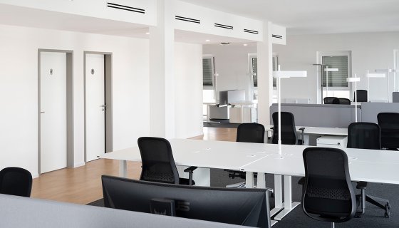 Moderne Büroinnenarchitektur mit Holzwegen und Tepichboden sowie Lüftungsanlage und designbeleuchtung - Lucid