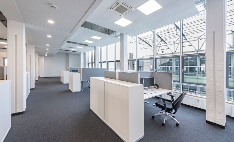 Moderne Büroräume mit großer Fensterfront