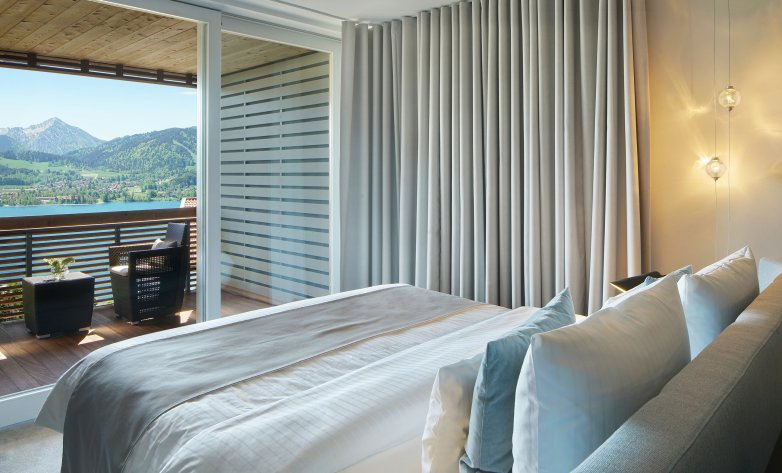 Bett in Hotelzimmer mit Bergblick