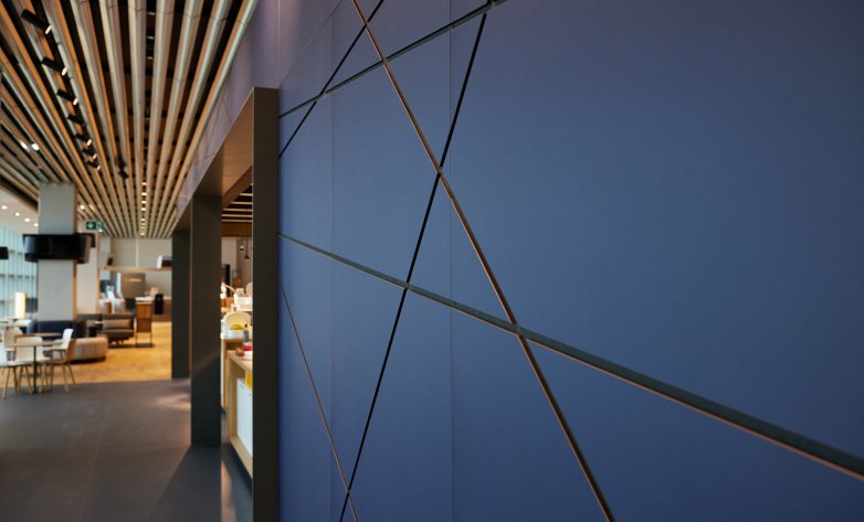 Detailaufnahme von blauer Wand mit diagonalen Fugen in Lufthansa Lounge Frankfurt