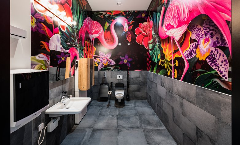 Spektakuläre Wandgestaltung mit Flamingo Artwork in barrierefreiem WC