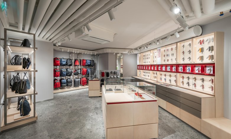 Victorinox Store in Brunnen Ausstellungsfläche im 1. UG, verschiedene Displaymöbel, große wandfüllende Vitrine mit vielen verschiedenen Taschenmessern