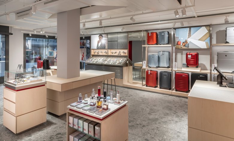 Victorinox Store in Brunnen Ausstellungsfläche im EG, marmorierter Steinboden, verschiedene Displaymöbel mit Parfums, Koffer und Uhren