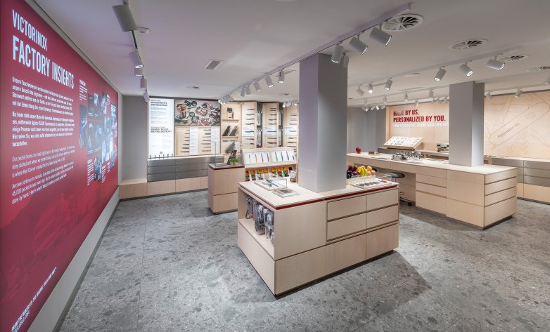 Victorinox Store in Brunnen, Ausstellungsfläche mit Brand Wall, verschiedene Messer und Taschenmesserpersonalisierungsstation