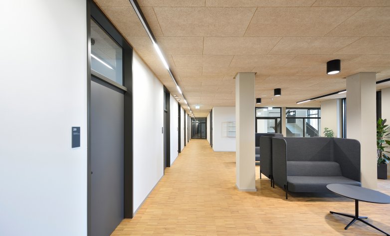 Ein offener Bereich mit Sitzmöglichkeit im Berufsbildungszentrum Vilshofen