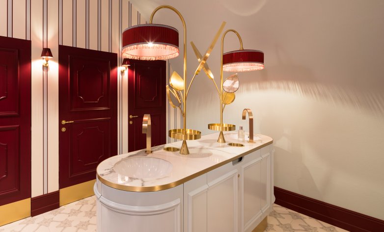 Badezimmer im Stil der Wiener Barrockzeit mit designreichen Möbeln und Ausstattung sowie edler Beleuchtung - Lenukus Leo Grand Wien