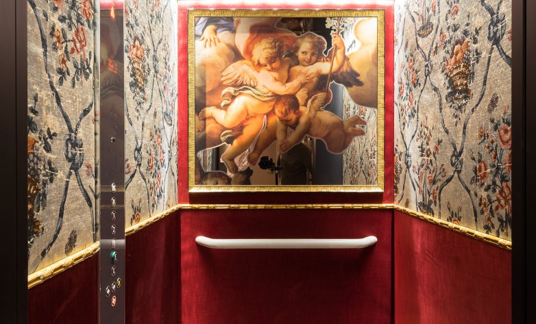 Aufzug im Stil der Wiener Barockzeit mit elden Stoffen und künstlerischer Stickerei - Lenikus Leo Grand Wien