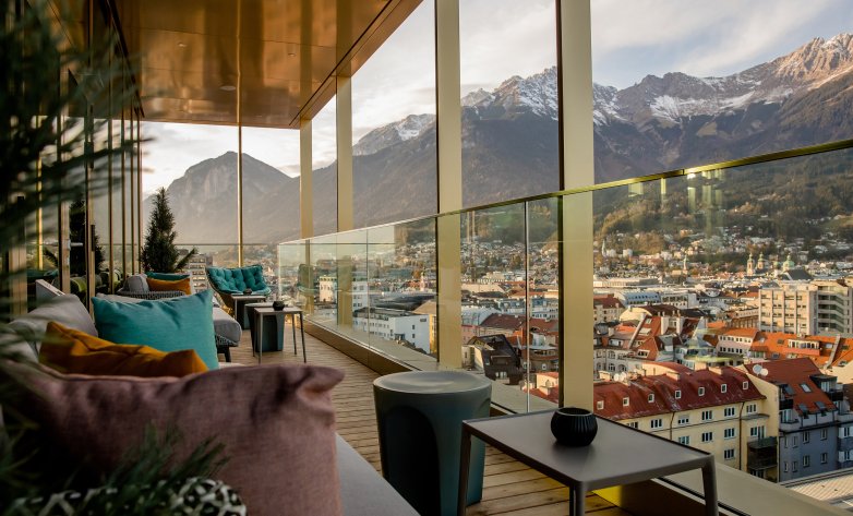 Außenbereich mit Desginmöbel und Panoramablick - Motel One Innsbruck