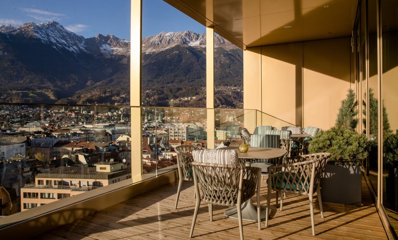 Außenbereich mit Desginmöbel und Panoramablick - Motel One Innsbruck