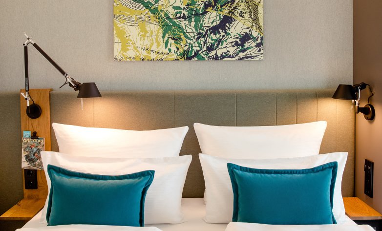 Hotelschlafzimmer im modernen Stil mit Holzvertäfelung und Holzschränken - Motel One Innsbruck