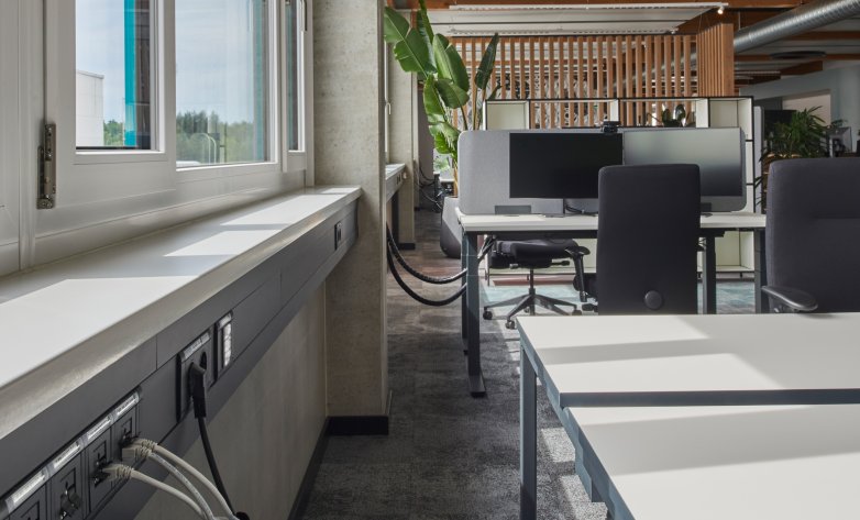 Moderner Innenausbau der hell beleuchten Büroräume mit modernen Steckdosenleisten bei Netzsch Waldkraiburg
