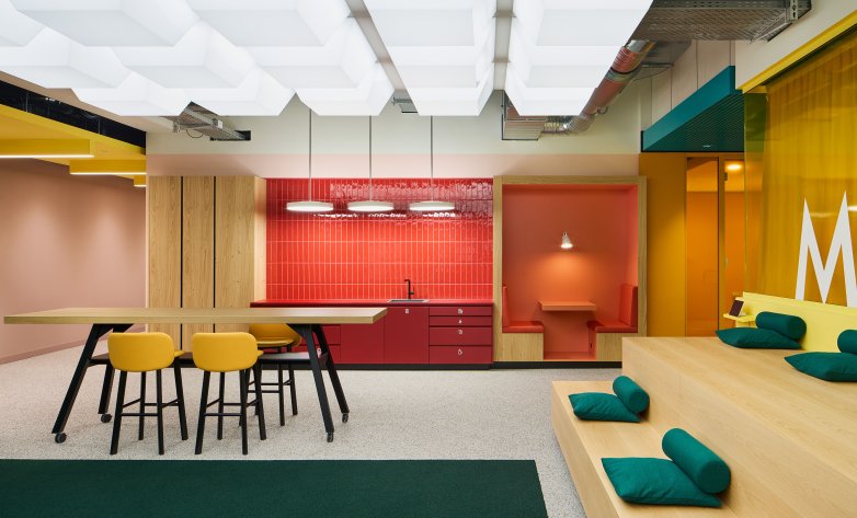 Büroausbau mit farbenfrohen Trennwänden und Decken, inkl. Raum in Raum Systemen und Bepflanzung passend zum Raumambiente.