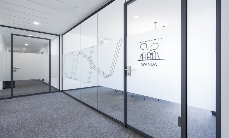 Moderne Büroräume mit kunstvollen Glastrennwänden
