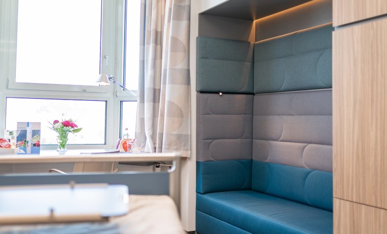 Ausbau einer Sitznische in einem tollen optischen Design in einem der Patientenzimmer im St. Anna Krankenhaus
