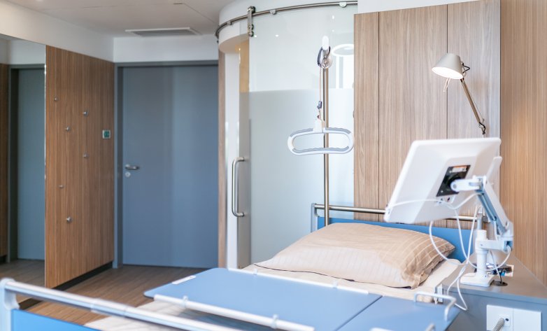 Ausbau eines modernen Patientenzimmers mit toller Einrichtung in Holzoptik im St. Anna Krankenhaus