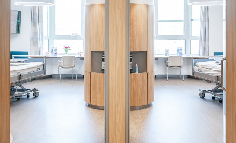 Einblick in den Innenausbau verschiedener Patientenzimer mit modern gestalteter Einrichtung im St. Anna Krankenhaus