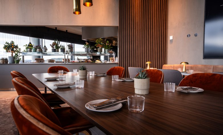 Radisson Blu Stuttgart, Hotel, Esstisch, Buffet, stoffbezogene Stühle, Pflanzen