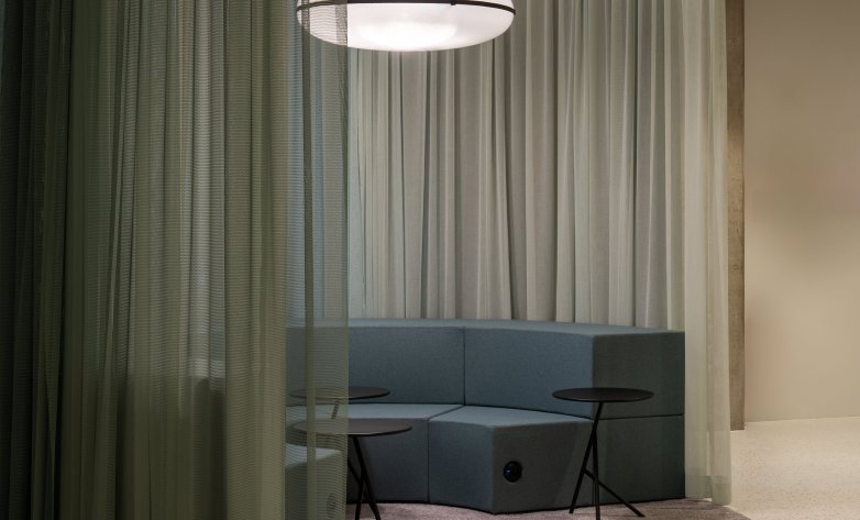 Accor Invest Streitfeldstrasse, blauer Vorhang, Besprechungsplatz, Wartebereich