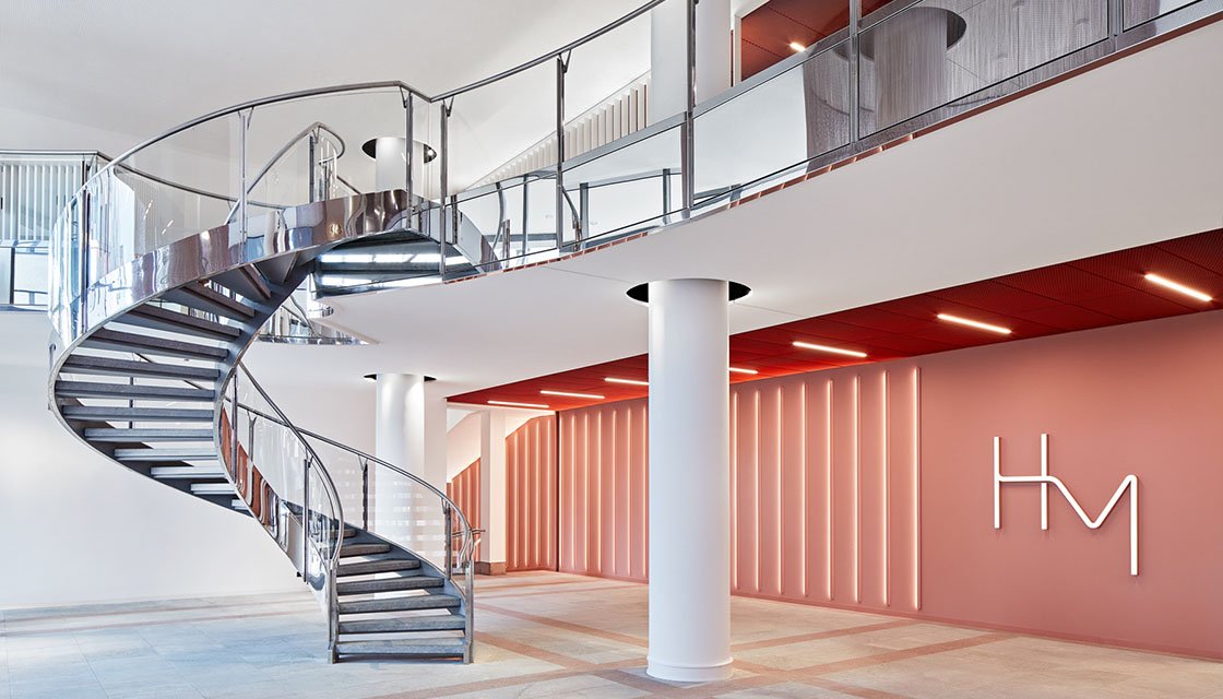 Foyer Häuser der Mode Eschborn, Spiraltreppe, Säulen Wand mit Lichtelementen