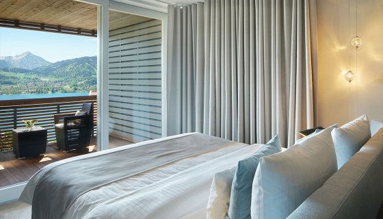 Bett in Hotelzimmer mit Bergblick