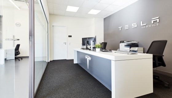Manager desk bei Tesla Service Unternehmen