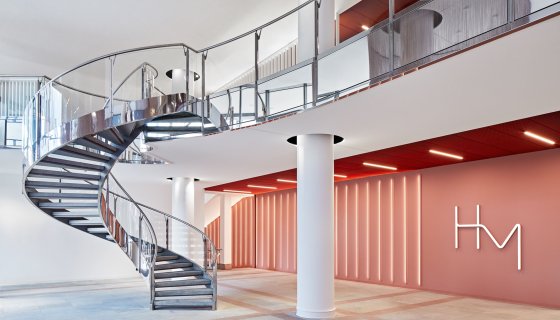 Foyer Häuser der Mode Eschborn, Spiraltreppe, Säulen Wand mit Lichtelementen