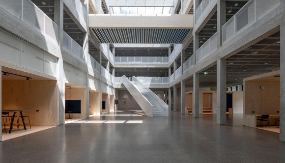 Innenansicht mit Blick auf eine Treppe in der TUM Garching