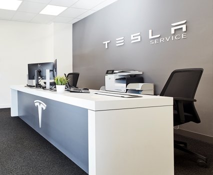 Manager desk bei Tesla Service Unternehmen