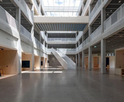 Innenansicht mit Blick auf eine Treppe in der TUM Garching