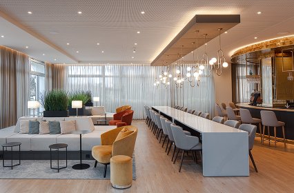 Lounge mit elegantem Licht im Ostseehotel in Ahlbeck