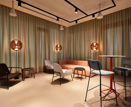 Loungebereich mit Designleuchten und Sitzgelegenheiten Takeda Büro Berlin