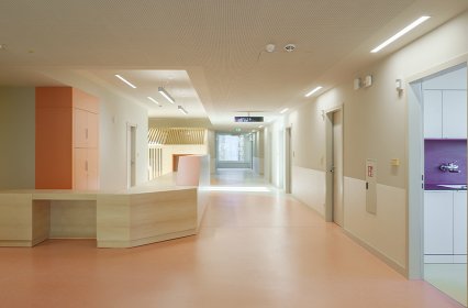 kbo Kinderzentrum, Klinikgang, Waschbecken, Treppe