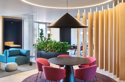 Ein inspirierendes Arbeitsumfeld, das Design, Funktionalität und Komfort perfekt vereint! Farbige Akzente, natürliche Materialien und flexible Raumstrukturen schaffen eine Atmosphäre, die Kreativität und Zusammenarbeit fördert. Mobile Elemente und durchdachte Begrünung sorgen für Dynamik und Wohlbefinden – ein Ort, an dem Ideen wachsen! 